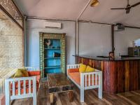 モージムにあるDe Soul Sante Beach Resort Morjim Goaのソファとテーブルのあるリビングルーム