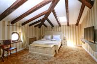 Łóżko lub łóżka w pokoju w obiekcie Villa Carolus-Luxurious Istrian Villa
