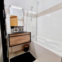 Kúpeľňa v ubytovaní Appartement avec piscine & jardin pied de la télécabine
