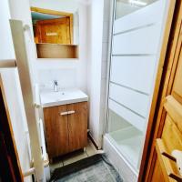 Kúpeľňa v ubytovaní Appartement avec piscine & jardin pied de la télécabine