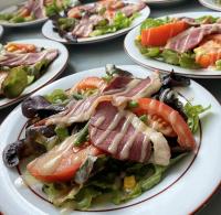 Un montón de platos de comida en una mesa en LOGIS - Hôtel & Restaurant le Grand Terre, en Chartronges