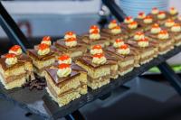 uma bandeja de sobremesas com chocolate e cerejas por cima em Vital Hotel Nautis em Gárdony