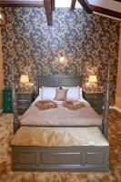 Łóżko lub łóżka w pokoju w obiekcie Villa Carolus-Luxurious Istrian Villa
