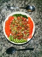 um prato de alimentos com legumes sobre uma mesa em The Tiger Claw Resort em Rāmnagar