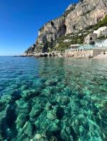 una vista de las aguas cristalinas cerca de una playa en Cataldo Guest House, en Capri