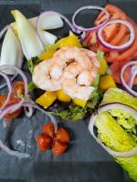 Un sándwich con camarones y verduras en un plato. en Poshtel Bilbao - Premium Hostel, en Bilbao