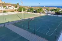 Tenis alebo squash v ubytovaní Abades Beach houses by Apartamentos Estrella del Norte alebo jeho okolí