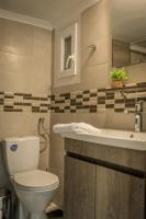 A bathroom at Hermes Apartment on Aristotelous Midas Home