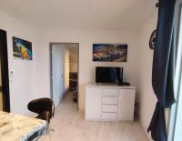 Televízia a/alebo spoločenská miestnosť v ubytovaní Appartement VALRAS-PLAGE bord de mer