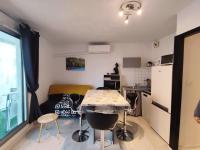 Kuchyňa alebo kuchynka v ubytovaní Appartement VALRAS-PLAGE bord de mer