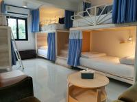 Postel nebo postele na pokoji v ubytování The Rock Samui Poshtel Lamai Beach