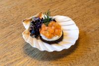 um prato de comida numa mesa de madeira em Hotel Wittekindsquelle em Bad Oeynhausen