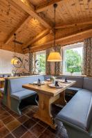 uma sala de jantar com uma mesa e cadeiras azuis em Hotel Wittekindsquelle em Bad Oeynhausen