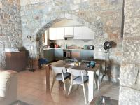 A kitchen or kitchenette at Villa Mavri Ruhige private Pool Villa, Meerblick