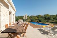 Bazén v ubytování Montes Albi Villa - Your Familly Destination nebo v jeho okolí
