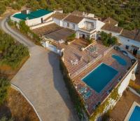 Bazén v ubytování Vivienda Rural Las Bartolas nebo v jeho okolí