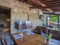 Nápoje v ubytovaní Holiday Home Le Poggiole-1 by Interhome