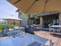Reštaurácia alebo iné gastronomické zariadenie v ubytovaní Holiday Home Le Poggiole-1 by Interhome