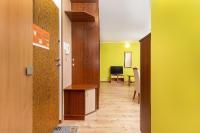 Televízia a/alebo spoločenská miestnosť v ubytovaní Rezydencja Spacerowa Apartamenty by Noclegi Renters
