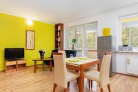 Televízia a/alebo spoločenská miestnosť v ubytovaní Rezydencja Spacerowa Apartamenty by Noclegi Renters