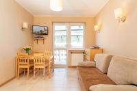 Televízia a/alebo spoločenská miestnosť v ubytovaní Rezydencja Spacerowa Apartamenty by Noclegi Renters