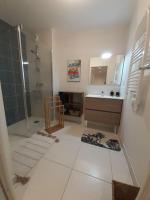 Kúpeľňa v ubytovaní Dune Blanche 300 m de l'Océan, appartement neuf 6 personnes