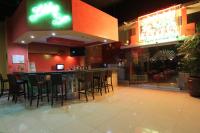 un bar dans un restaurant avec des tabourets de bar dans l'établissement Hotel Plaza Caribe, à Cancún