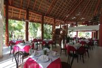 un restaurant avec des tables et des chaises rouges et blanches dans l'établissement Hotel Plaza Caribe, à Cancún