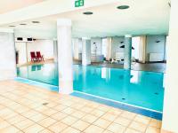 Basen w obiekcie City view Wellness Apartment swim&steam&relax lub w pobliżu