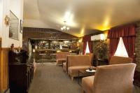 uma sala de espera com cadeiras e um bar em Best Western Endeavour Motel em Maitland