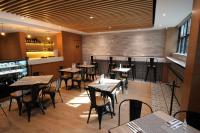 un restaurant avec des tables et des chaises et un bar dans l'établissement KALI Ciudadela Mexico City, à Mexico