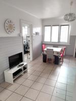 Telewizja i/lub zestaw kina domowego w obiekcie Bienvenue chez vous ! Malo (3mn de la plage)