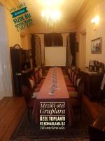 Una sala de conferencias con una mesa larga con sillas. en Büyükada Anastasia Meziki History Mansion, en Büyükada