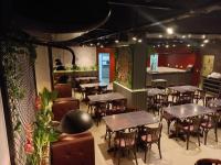 un ristorante con tavoli, sedie e un bancone di Excelente Flat Loft Mobiliado no Centro de Campinas !!! a Campinas