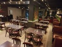 un ristorante con tavoli e sedie in una stanza di Excelente Flat Loft Mobiliado no Centro de Campinas !!! a Campinas