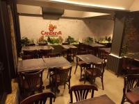 un ristorante con tavoli e sedie e un cartello sul muro di Excelente Flat Loft Mobiliado no Centro de Campinas !!! a Campinas