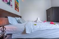 Postel nebo postele na pokoji v ubytování Violet Inn Hotel