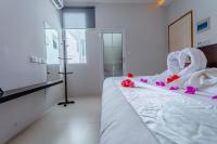 Postel nebo postele na pokoji v ubytování Violet Inn Hotel
