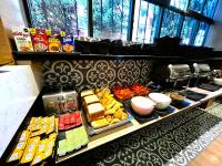 un buffet proposant de nombreux types de plats différents dans l'établissement KALI Ciudadela Mexico City, à Mexico