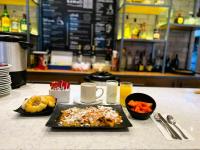 une table avec une plaque de nourriture sur un comptoir dans l'établissement KALI Ciudadela Mexico City, à Mexico