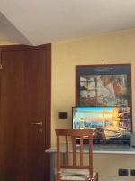 Televízia a/alebo spoločenská miestnosť v ubytovaní JFK b & b