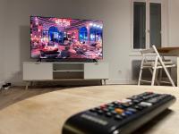 Televízia a/alebo spoločenská miestnosť v ubytovaní Les appartements d’Edgar