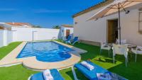 Bazén v ubytování Villa Brenda Conil de la Frontera by Ruralidays nebo v jeho okolí
