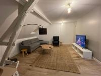 Televízia a/alebo spoločenská miestnosť v ubytovaní Les appartements d’Edgar