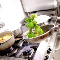 cocina con 2 sartenes y fogones en The Originals Boutique, Hôtel La Colonne de Bronze, Saint-Valéry-sur-Somme, en Saint-Valery-sur-Somme