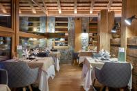 Reštaurácia alebo iné gastronomické zariadenie v ubytovaní Cyprianerhof Dolomit Resort