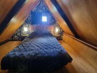 Łóżko lub łóżka w pokoju w obiekcie Chalet équipé 6 personnes avec cheminée et animaux admis - FR-1-393-159
