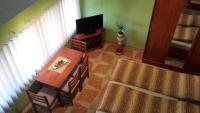 Televízia a/alebo spoločenská miestnosť v ubytovaní Nefelejcs Apartman