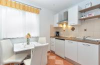 Kuchyňa alebo kuchynka v ubytovaní Apartment Snjezana 1064