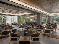 ein Restaurant mit Tischen, Stühlen und Fenstern in der Unterkunft Hoiana Residences in Hoi An